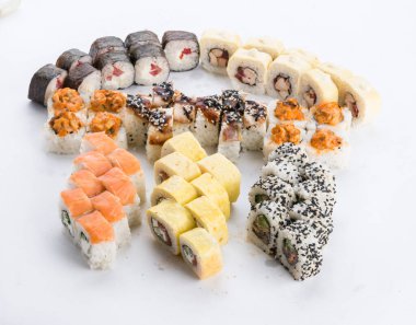 Sushi seti ve beyaz arka plan kompozisyon. Japon Gıda Restoran, sushi maki gunkan rulo levha veya plakalı ayarla.
