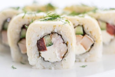 Sushi seti ve beyaz arka plan kompozisyon. Japon Gıda Restoran, sushi maki gunkan rulo levha veya plakalı ayarla.