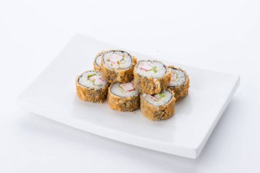 Sushi seti ve beyaz arka plan kompozisyon. Japon Gıda Restoran, sushi maki gunkan rulo levha veya plakalı ayarla.