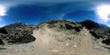 Nepal 'deki Dingboche ve Pheriche köyünün 4K VR' si, Everest ana kamp alanının temel noktası. EBC. Himalayalar 'da dağ yürüyüşü yolunda budist bir ahmak..