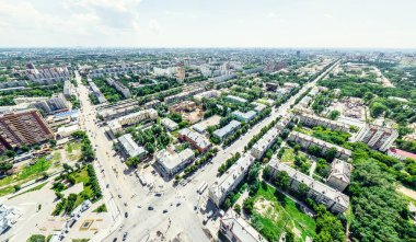 Kesişen yollar, evler, binalar, parklar, otoparklar, köprüler olan havacılık şehri manzarası. Helikopter insansız hava aracı atışı. Geniş Panoramik resim.