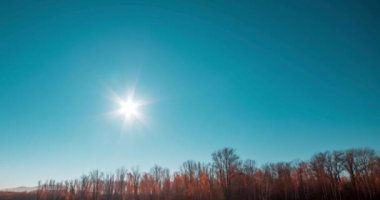 Dağ nehri zamanı yaz ya da sonbahar günbatımında azalır. Vahşi doğa, berrak su ve her zaman yeşil olan kırsal vadi. Güneş ışınları ve yoğun akşam sisi. Motorlu doli kaydırma hareketi