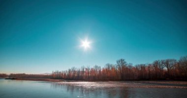 Dağ nehri zamanı yaz ya da sonbahar günbatımında azalır. Vahşi doğa, berrak su ve her zaman yeşil olan kırsal vadi. Güneş ışınları ve yoğun akşam sisi. Motorlu doli kaydırma hareketi