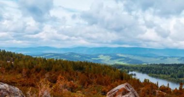 Dağ Gölü yaz ya da sonbahar zamanında zaman atlaması. Vahşi doğa ve kırsal alan. Hızlı bulutlar, yeşil çimenler ve dramatik gökyüzü. Motorlu doli kaydırma hareketi
