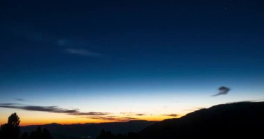 Dağ gölü zamanı yaz ya da sonbaharda azalır. Vahşi doğa ve güzel günbatımı. Hareketli bulutlar, derin alacakaranlık ve dramatik gökyüzü. Motorlu Dolly Kaydırıcı