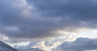 Sonbahar zamanı dağ çayırlarında destansı bulutların 4k UHD zaman çizelgesi. Kar fırtınası gökyüzü ile vahşi sonsuz doğa. Hızlı hareket