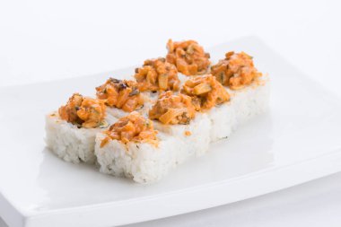 Sushi seti ve beyaz arka plan kompozisyon. Japon Gıda Restoran, sushi maki gunkan rulo levha veya plakalı ayarla.