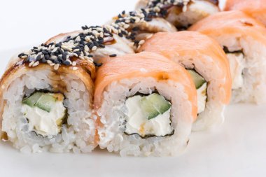 Sushi seti ve beyaz arka plan kompozisyon. Japon Gıda Restoran, sushi maki gunkan rulo levha veya plakalı ayarla.