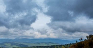 Dağ Gölü yaz ya da sonbahar zamanında zaman atlaması. Vahşi doğa ve kırsal alan. Hızlı bulutlar, yeşil çimenler ve dramatik gökyüzü. Motorlu doli kaydırma hareketi