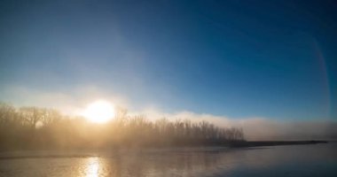 Dağ nehri zamanı yaz ya da sonbahar gündoğumunda azalır. Vahşi doğa, berrak su ve her zaman yeşil olan kırsal vadi. Güneş ışınları ve yoğun sabah sisi. Motorlu doli kaydırma hareketi