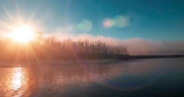 Dağ nehri zamanı yaz ya da sonbahar gündoğumunda azalır. Vahşi doğa, berrak su ve her zaman yeşil olan kırsal vadi. Güneş ışınları ve yoğun sabah sisi. Motorlu doli kaydırma hareketi