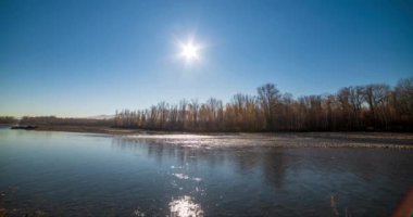 Dağ nehri zamanı yaz ya da sonbahar günbatımında azalır. Vahşi doğa, berrak su ve her zaman yeşil olan kırsal vadi. Güneş ışınları ve yoğun akşam sisi. Motorlu doli kaydırma hareketi
