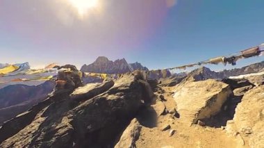 360 VR Gokyo Ri dağ tepesi. Tibet Budist bayrağı. Vahşi Himalayalar yüksek irtifa doğa ve dağ vadisi. Karla kaplı kayalık yamaçlar. Panorama kamera hareketi.