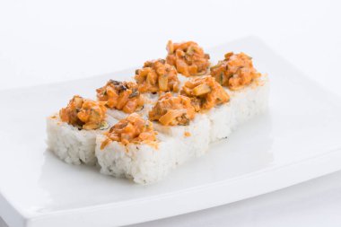 Sushi seti ve beyaz arka plan kompozisyon. Japon Gıda Restoran, sushi maki gunkan rulo levha veya plakalı ayarla.