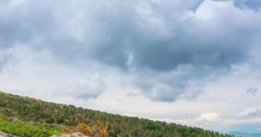 Dağ Gölü yaz ya da sonbahar zamanında zaman atlaması. Vahşi doğa ve kırsal alan. Hızlı bulutlar, yeşil çimenler ve dramatik gökyüzü. Motorlu doli kaydırma hareketi