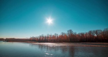 Dağ nehri zamanı yaz ya da sonbahar günbatımında azalır. Vahşi doğa, berrak su ve her zaman yeşil olan kırsal vadi. Güneş ışınları ve yoğun akşam sisi. Motorlu doli kaydırma hareketi