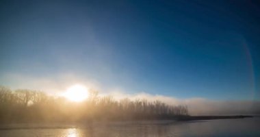 Dağ nehri zamanı yaz ya da sonbahar gündoğumunda azalır. Vahşi doğa, berrak su ve her zaman yeşil olan kırsal vadi. Güneş ışınları ve yoğun sabah sisi. Motorlu doli kaydırma hareketi