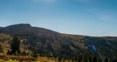 Dağ gölü zamanı yaz ya da sonbaharda azalır. Vahşi doğa ve güzel günbatımı. Hareketli bulutlar, derin alacakaranlık ve dramatik gökyüzü. Motorlu Dolly Kaydırıcı