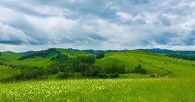 Yaz ya da sonbahar mevsiminde dağdaki çayır zaman atlaması. Vahşi doğa ve kırsal alan. Hızlı bulut hareketleri, yeşil çimenler ve güneş ışınları. Motorlu Panorama