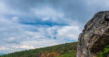 Dağ Gölü yaz ya da sonbahar zamanında zaman atlaması. Vahşi doğa ve kırsal alan. Hızlı bulutlar, yeşil çimenler ve dramatik gökyüzü. Motorlu doli kaydırma hareketi