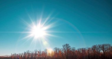 Dağ nehri zamanı yaz ya da sonbahar günbatımında azalır. Vahşi doğa, berrak su ve her zaman yeşil olan kırsal vadi. Güneş ışınları ve yoğun akşam sisi. Motorlu doli kaydırma hareketi