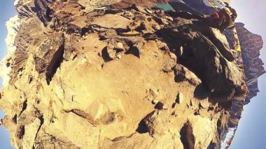 360 VR Gokyo Ri dağ tepesi. Tibet Budist bayrağı. Vahşi Himalayalar yüksek irtifa doğa ve dağ vadisi. Karla kaplı kayalık yamaçlar. Küçük gezegen dönüşümü.