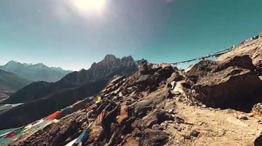 360 VR Gokyo Ri dağ tepesi. Tibet Budist bayrağı. Vahşi Himalayalar yüksek irtifa doğa ve dağ vadisi. Karla kaplı kayalık yamaçlar. Panorama kamera hareketi.
