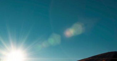 4k dağ çayırı yaz ya da sonbahar günbatımında zaman aşımına uğrar. Vahşi doğa ve kırsal alan. Açık gökyüzü, ağaçlar, yeşil ve sarı çimenler, ufukta güneş ışığı. Motorlu kaydırma hareketi.