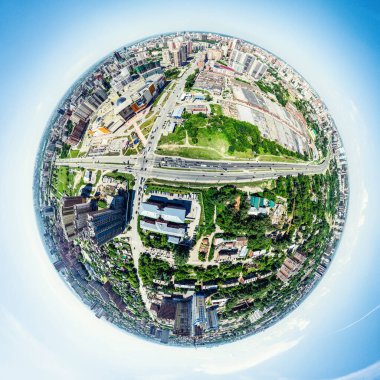 Kesişen yollar, evler, binalar, parklar, otoparklar, köprüler olan havacılık şehri manzarası. Helikopter insansız hava aracı atışı. Geniş Panoramik resim.