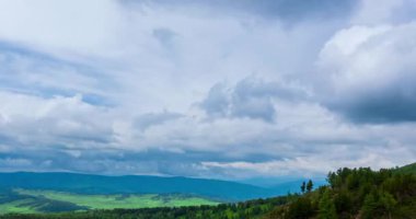 Dağ Gölü yaz ya da sonbahar zamanında zaman atlaması. Vahşi doğa ve kırsal alan. Hızlı bulutlar, yeşil çimenler ve dramatik gökyüzü. Motorlu doli kaydırma hareketi