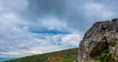 Dağ Gölü yaz ya da sonbahar zamanında zaman atlaması. Vahşi doğa ve kırsal alan. Hızlı bulutlar, yeşil çimenler ve dramatik gökyüzü. Motorlu doli kaydırma hareketi