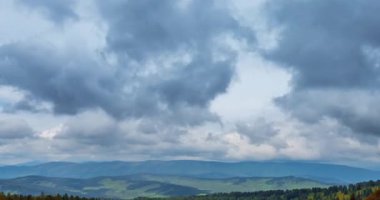 Dağ Gölü yaz ya da sonbahar zamanında zaman atlaması. Vahşi doğa ve kırsal alan. Hızlı bulutlar, yeşil çimenler ve dramatik gökyüzü. Motorlu doli kaydırma hareketi