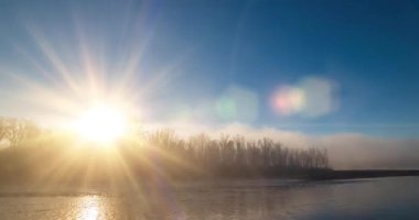 Dağ nehri zamanı yaz ya da sonbahar gündoğumunda azalır. Vahşi doğa, berrak su ve her zaman yeşil olan kırsal vadi. Güneş ışınları ve yoğun sabah sisi. Motorlu doli kaydırma hareketi