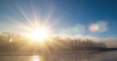 Dağ nehri zamanı yaz ya da sonbahar gündoğumunda azalır. Vahşi doğa, berrak su ve her zaman yeşil olan kırsal vadi. Güneş ışınları ve yoğun sabah sisi. Motorlu doli kaydırma hareketi