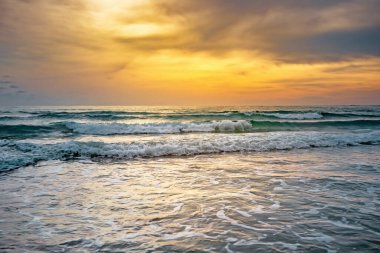 Güneşten sonra gökyüzünün renkleri