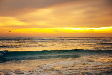 Güneşten sonra gökyüzünün renkleri