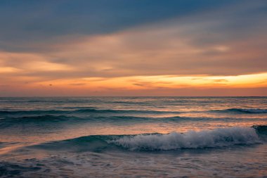 Güneşten sonra gökyüzünün renkleri