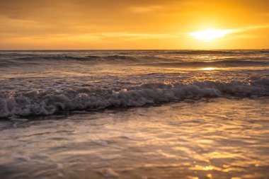 Sabah güneş doğuyor.