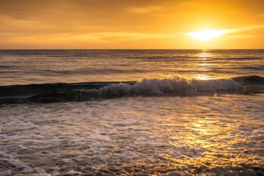 Sabah güneş doğuyor.