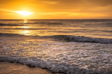 Sabah güneş doğuyor.