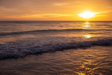 Sabah güneş doğuyor.