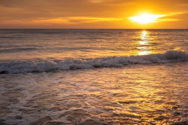 Sabah güneş doğuyor.