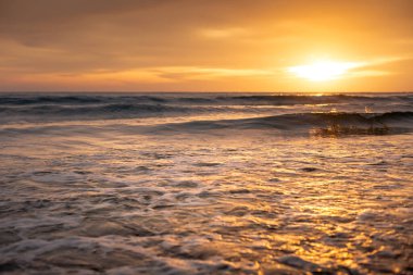 Sabah güneş doğuyor.