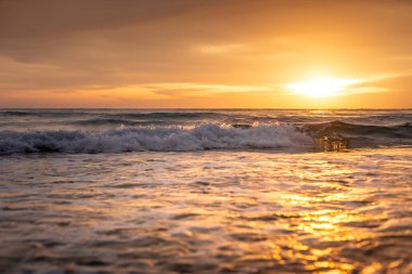 Sabah güneş doğuyor.