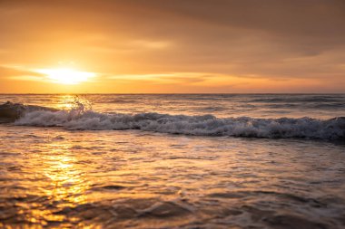 Sabah güneş doğuyor.