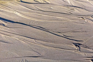 Kumlu sahilde denizin yumuşak dalgası