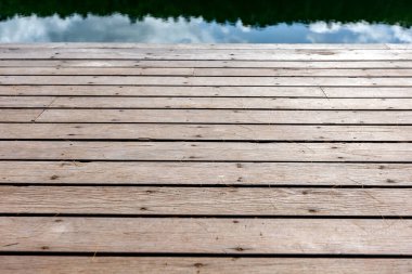 Arka plandaki ahşap zemin bulanık, odak açık değil, bokeh ışıkları