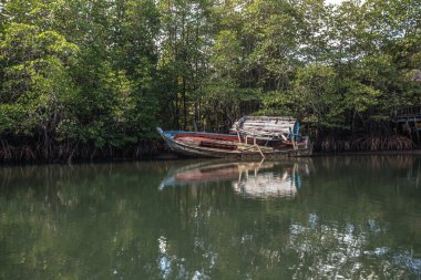 Kırık gemi deniz ve gün batımı alacakaranlık gökyüzü ile birlikte