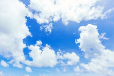 Parlak bir yaz gününde beyaz gökyüzü 