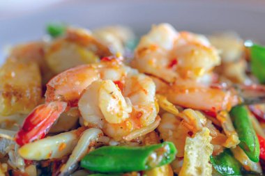 ızgara karides ile bir tavada doğranmış çiğ sebze